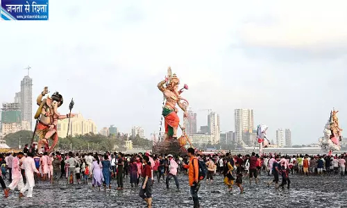 ‘गणपति बप्पा मोरया’ के जयकारों से गूंजा मुंबई, 1.99 लाख से ज्यादा मूर्तियों का विसर्जन