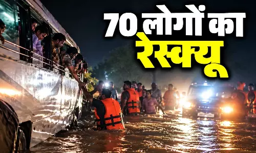 चालक ने नहीं मानी चेतावनी, नाले में फंसी बस में सवार थे 70 यात्री