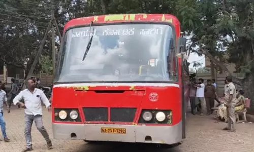 डिपो में बस ड्राइवर ने पेड़ से लटककर जान दी, उसी बस में निकली अंतिम यात्रा