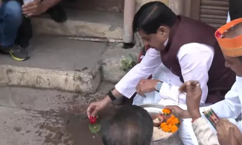 पुस्तैनी घर तोड़े जाने से पहले CM ने की पूजा-अर्चना, बोले-इसका कोई मुआवजा नहीं लेंगे पुस्तैनी घर तोड़े जाने से पहले CM ने की पूजा-अर्चना, बोले-इसका कोई मुआवजा नहीं लेंगे