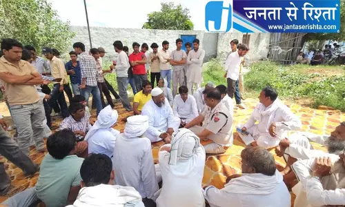 मांस फैक्ट्री के विरोध में उतरे ग्रामीण मांस फैक्ट्री के विरोध में उतरे ग्रामीण