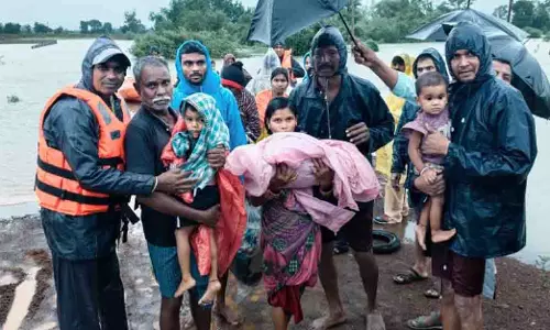 बारिश से लगभग 200 परिवार फंसे, रेस्क्यू कर 16 अस्थायी राहत शिविरों में ठहराया गया बारिश से लगभग 200 परिवार फंसे, रेस्क्यू कर 16 अस्थायी राहत शिविरों में ठहराया गया