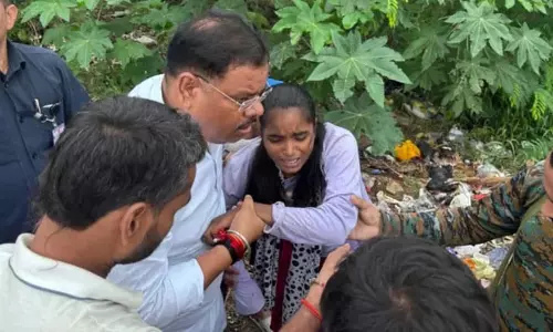 सड़क पर घायल पड़ी छात्रा को देख मंत्री ने रुकवाया काफिला, अपनी गाड़ी से भेजा अस्पताल