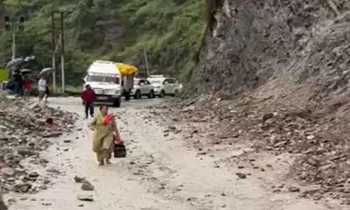 पहाड़ से गिरी चट्टानें और मलबा बद्रीनाथ हाईवे पर थमे वाहन पहाड़ से गिरी चट्टानें और मलबा बद्रीनाथ हाईवे पर थमे वाहन