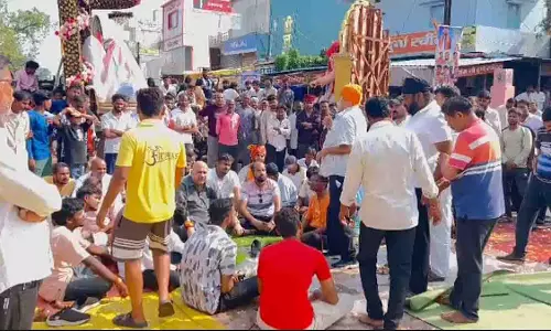 गणेश विसर्जन की झांकी पर लाठीचार्ज, लोगों ने किया NH-130 पर चक्काजाम