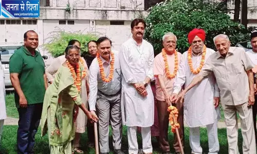 पार्कों में दिखेंगी आकर्षक पशु आकृतियां, सेक्टर-45 और 46 में टोपियरी लगाने का काम शुरू पार्कों में दिखेंगी आकर्षक पशु आकृतियां, सेक्टर-45 और 46 में टोपियरी लगाने का काम शुरू