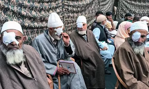 Srinagar सेना ने कराईं 220 मुफ्त मोतियाबिंद सर्जरी Srinagar सेना ने कराईं 220 मुफ्त मोतियाबिंद सर्जरी