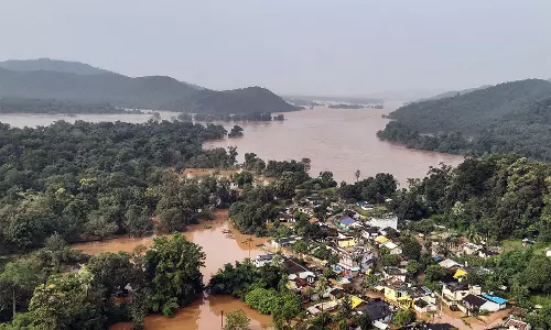 बाढ़ में फंसे गंभीर मरीजों को सुरक्षित पहुंचाया अस्पताल बाढ़ में फंसे गंभीर मरीजों को सुरक्षित पहुंचाया अस्पताल