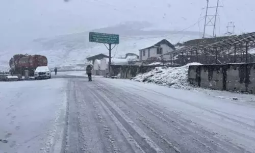 हिमाचल में सीजन की पहली बर्फबारी, काजा और किन्नौर में गिरा तापमान हिमाचल में सीजन की पहली बर्फबारी, काजा और किन्नौर में गिरा तापमान