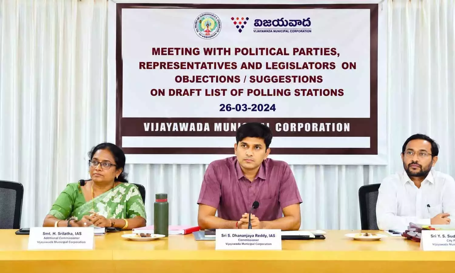 Andhra: अधिकारियों ने मतदान केंद्रों पर पर्याप्त सुविधाएं सुनिश्चित करने को कहा