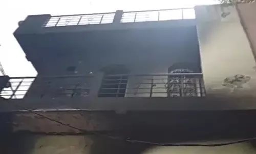 दिल्ली के मंडोली में गोदाम में भीषण आग, आसमान में छाया काला धुआं