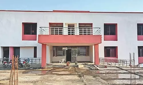पुरानी कक्षाओं में चल रहा लड़कों का छात्रावास पुरानी कक्षाओं में चल रहा लड़कों का छात्रावास