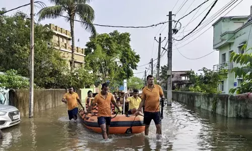 मानसून की विदाई के बीच मौसम का यू-टर्न, कई राज्यों में भारी बारिश, यूपी में 45 लोगों की मौत मानसून की विदाई के बीच मौसम का यू-टर्न, कई राज्यों में भारी बारिश, यूपी में 45 लोगों की मौत