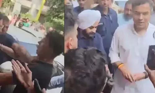 भड़के मंत्री ने युवक को जड़ा थप्पड़, वीडियो भी सामने आया भड़के मंत्री ने युवक को जड़ा थप्पड़, वीडियो भी सामने आया