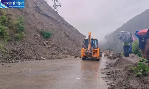 48 घंटे की मूसलाधार बारिश से पिथौरागढ़ का संपर्क कटा, हाईवे पर सैकड़ों वाहन फंसे