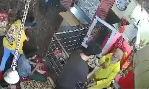 शिव मंदिर में बुजुर्ग पुजारी के साथ मारपीट का गंभीर मामला, वीडियो भी सामने आया