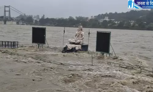ऋषिकेश में चेतावनी रेखा पार कर गई गंगा, आरती घाट जलमग्न ऋषिकेश में चेतावनी रेखा पार कर गई गंगा, आरती घाट जलमग्न