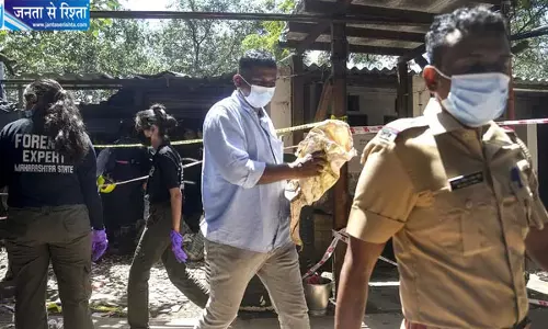 मुंबई के सार्वजनिक शौचालय में तेज केमिकल स्मेल से दो युवकों की मौत, इलाके में हड़कंप मुंबई के सार्वजनिक शौचालय में तेज केमिकल स्मेल से दो युवकों की मौत, इलाके में हड़कंप