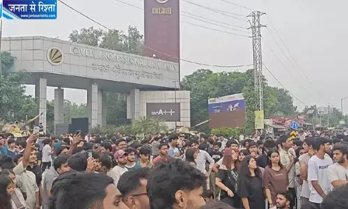 LPU में छात्रों का विरोध जारी, जालंधर-फगवाड़ा हाईवे जाम LPU में छात्रों का विरोध जारी, जालंधर-फगवाड़ा हाईवे जाम