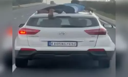 बाप रे! गुटखा तस्करों की कार पर लटका हेड कॉन्स्टेबल, 40 KM बाद पकड़े गए आरोपी
