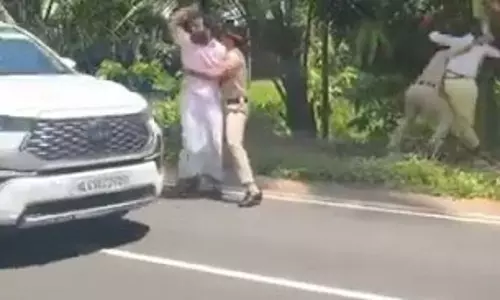 केरल: कोझिकोड में प्रियंका गांधी और रमेश चेन्निथला को भाजयुमो ने दिखाए काले झंडे