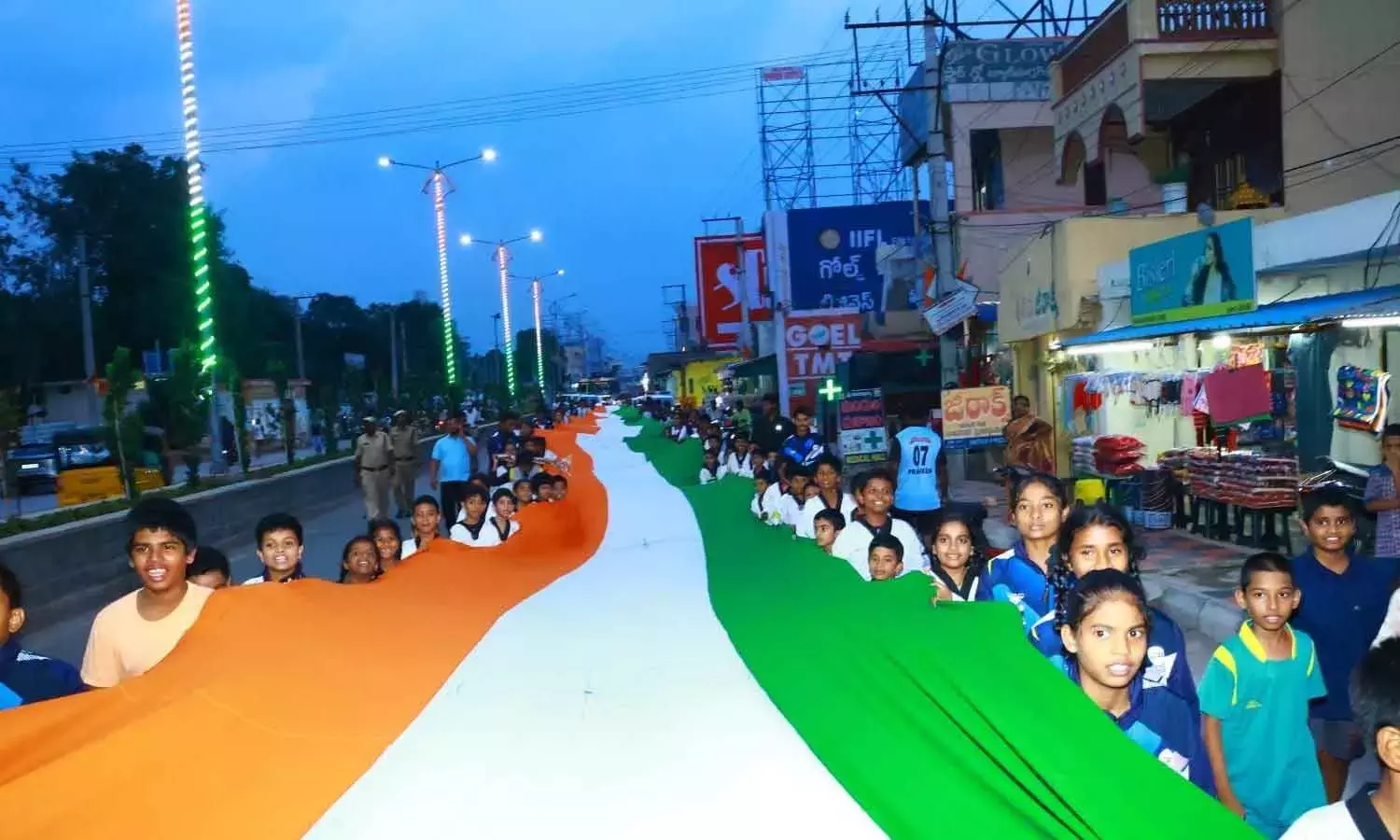 Andhra: 150 फुट लंबे राष्ट्रीय ध्वज की स्थानीय लोगों ने प्रशंसा की Andhra: 150 फुट लंबे राष्ट्रीय ध्वज की स्थानीय लोगों ने प्रशंसा की