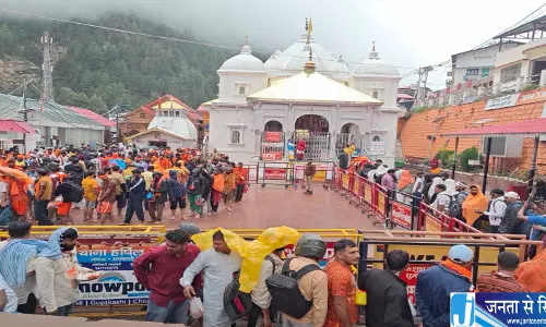 गंगोत्री धाम पहुंचे हजारों श्रद्धालु, पुलिस ने संभाला भीड़ प्रबंधन गंगोत्री धाम पहुंचे हजारों श्रद्धालु, पुलिस ने संभाला भीड़ प्रबंधन