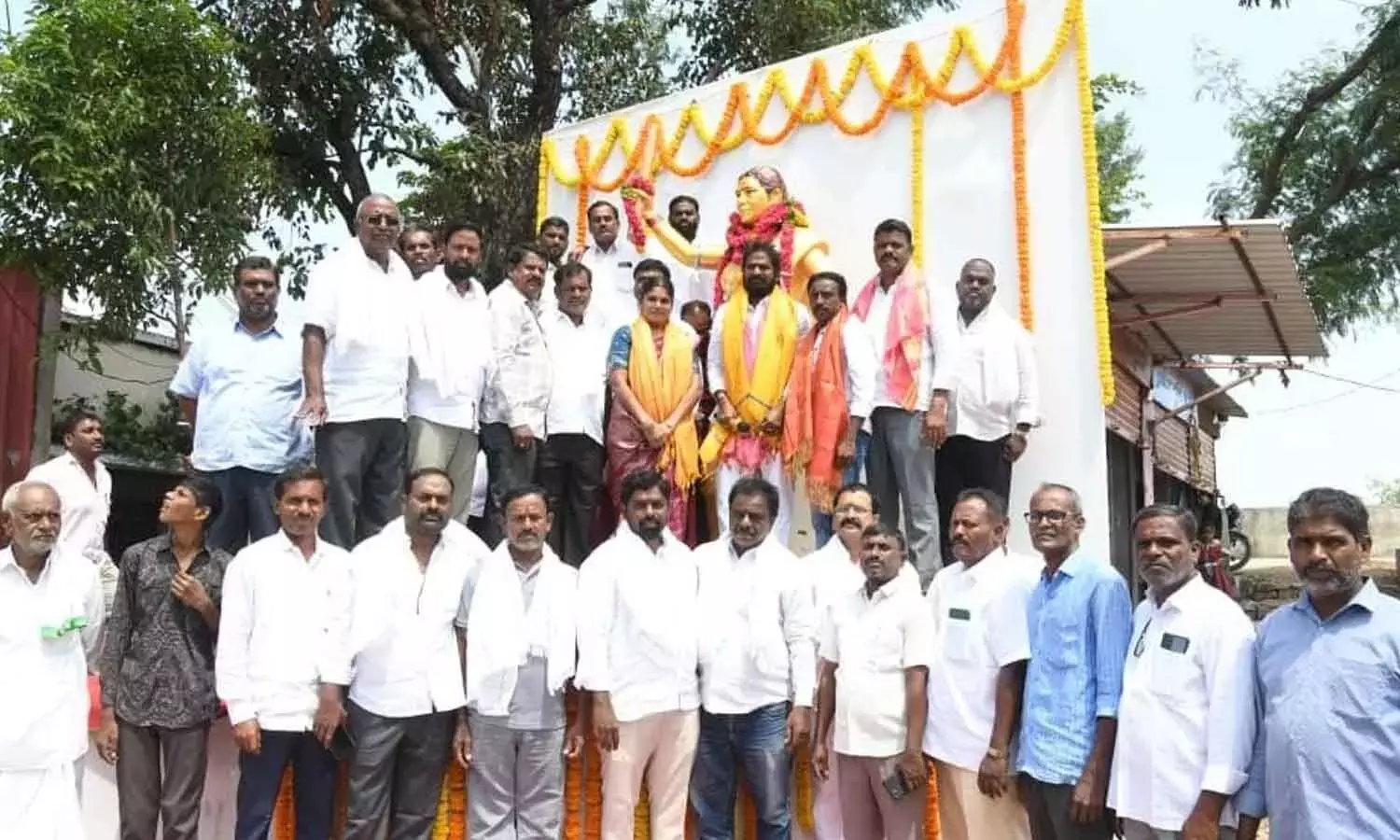 Andhra: पालकोंडा में चकली इलम्मा की प्रतिमा का अनावरण Andhra: पालकोंडा में चकली इलम्मा की प्रतिमा का अनावरण