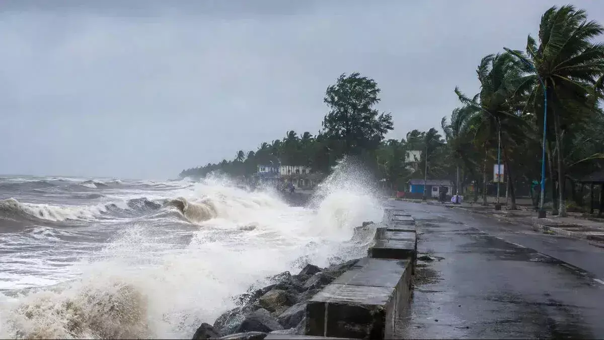 केरल में बारिश का अलर्ट: 4 जिलों में येलो अलर्ट, तेज़ लहरों की आशंका