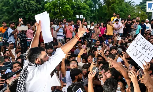 LPU विवाद पर छात्रों का प्रदर्शन तेज, नेशनल हाईवे पर उतरे छात्र LPU विवाद पर छात्रों का प्रदर्शन तेज, नेशनल हाईवे पर उतरे छात्र