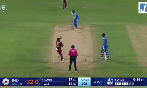 1STODI: रोहित शर्मा का तूफानी अंदाज खत्म, 32 रन पर आउट हुए हिटमैन 1STODI: रोहित शर्मा का तूफानी अंदाज खत्म, 32 रन पर आउट हुए हिटमैन