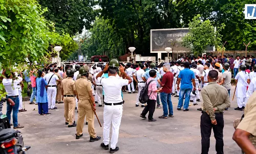 सत्यजीत रे फिल्म इंस्टीट्यूट में बवाल, ABGP और SFI कार्यकर्ताओं के बीच झड़प सत्यजीत रे फिल्म इंस्टीट्यूट में बवाल, ABGP और SFI कार्यकर्ताओं के बीच झड़प