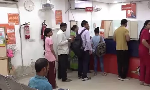 हैदराबाद के बैंकों में रविवार को हड़ताल से पहले भीड़ देखी गई हैदराबाद के बैंकों में रविवार को हड़ताल से पहले भीड़ देखी गई
