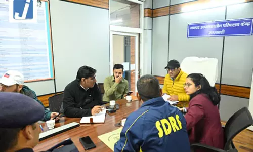 मौसम के बिगड़े मिजाज पर प्रशासन सतर्क, डीएम ने कंट्रोल रूम से की निगरानी मौसम के बिगड़े मिजाज पर प्रशासन सतर्क, डीएम ने कंट्रोल रूम से की निगरानी