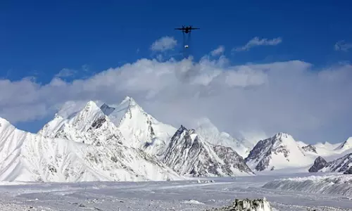 नेपाल के हिमलुंग हिमाल में हिमस्खलन दो शव मिले नेपाल के हिमलुंग हिमाल में हिमस्खलन दो शव मिले