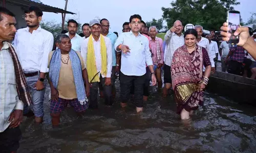 बाढ़ पीड़ितों के बीच पहुंचे राजस्व मंत्री टंकराम वर्मा, लखना, बेमता और बलौदीखुर्द का दौरा कर जताया संबल
