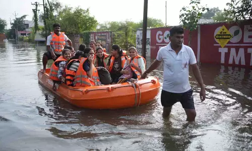 कलेक्टर डॉ. गौरव सिंह के निर्देश पर भाठागांव में चला राहत-बचाव अभियान कलेक्टर डॉ. गौरव सिंह के निर्देश पर भाठागांव में चला राहत-बचाव अभियान