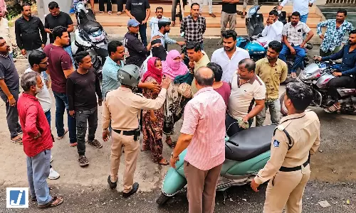 होटल विवाद: पत्नी को वकील के साथ देख पति ने किया हंगामा, तीन तलाक देने का दावा होटल विवाद: पत्नी को वकील के साथ देख पति ने किया हंगामा, तीन तलाक देने का दावा