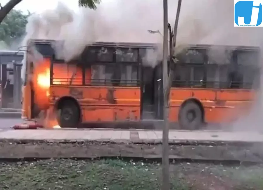 मंत्रालय बस अग्निकांड के बाद RTO का एक्शन जांच में कई बसें निकलीं कंडम मंत्रालय बस अग्निकांड के बाद RTO का एक्शन जांच में कई बसें निकलीं कंडम
