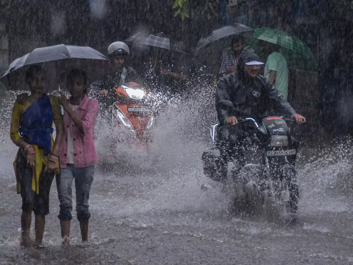 चार दिनों से रांची में बारिश का दौर, तीन विमान रद्द और चार लेट, निचले इलाकों में जलजमाव चार दिनों से रांची में बारिश का दौर, तीन विमान रद्द और चार लेट, निचले इलाकों में जलजमाव