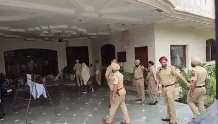 पंजाब: एसजीपीसी के पूर्व सदस्य अमरजीत चावला के घर पहुंची पुलिस, परिवार के लोगों से पूछताछ पंजाब: एसजीपीसी के पूर्व सदस्य अमरजीत चावला के घर पहुंची पुलिस, परिवार के लोगों से पूछताछ