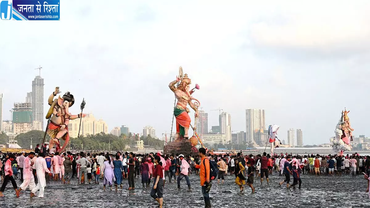 ‘गणपति बप्पा मोरया’ के जयकारों से गूंजा मुंबई, 1.99 लाख से ज्यादा मूर्तियों का विसर्जन ‘गणपति बप्पा मोरया’ के जयकारों से गूंजा मुंबई, 1.99 लाख से ज्यादा मूर्तियों का विसर्जन