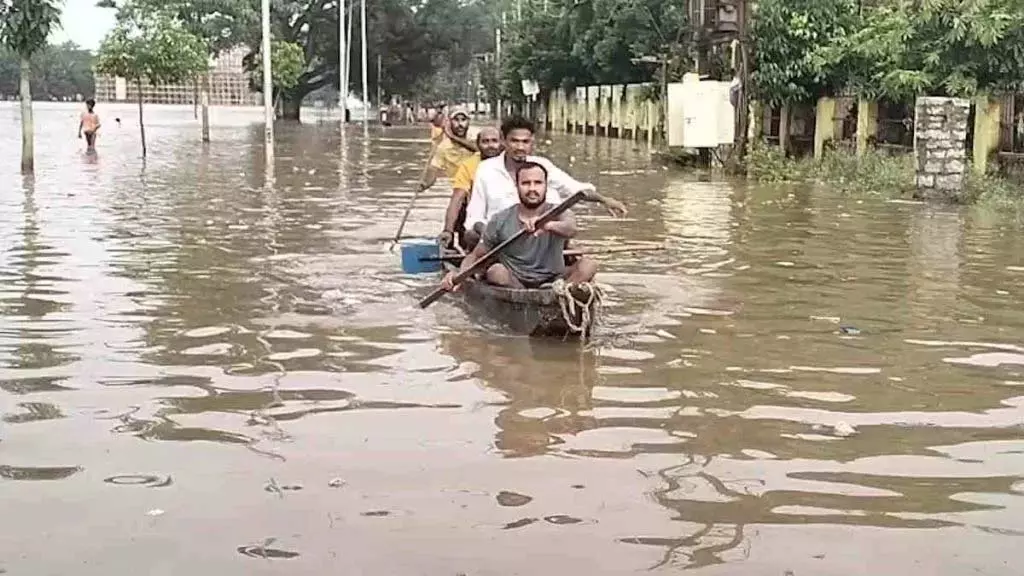 महानदी का रौद्र रूप, शबरी पुल के ऊपर 6 फीट पानी; शिवरीनारायण का संपर्क टूटा महानदी का रौद्र रूप, शबरी पुल के ऊपर 6 फीट पानी; शिवरीनारायण का संपर्क टूटा