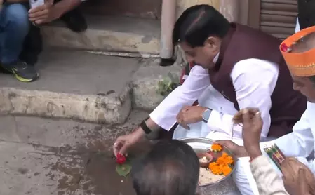 पुस्तैनी घर तोड़े जाने से पहले CM ने की पूजा-अर्चना, बोले-इसका कोई मुआवजा नहीं लेंगे पुस्तैनी घर तोड़े जाने से पहले CM ने की पूजा-अर्चना, बोले-इसका कोई मुआवजा नहीं लेंगे