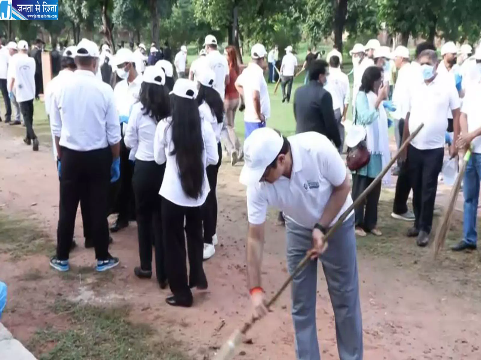 विश्व पर्यटन दिवस पर सफदरजंग के मकबरे में चला सफाई अभियान विश्व पर्यटन दिवस पर सफदरजंग के मकबरे में चला सफाई अभियान