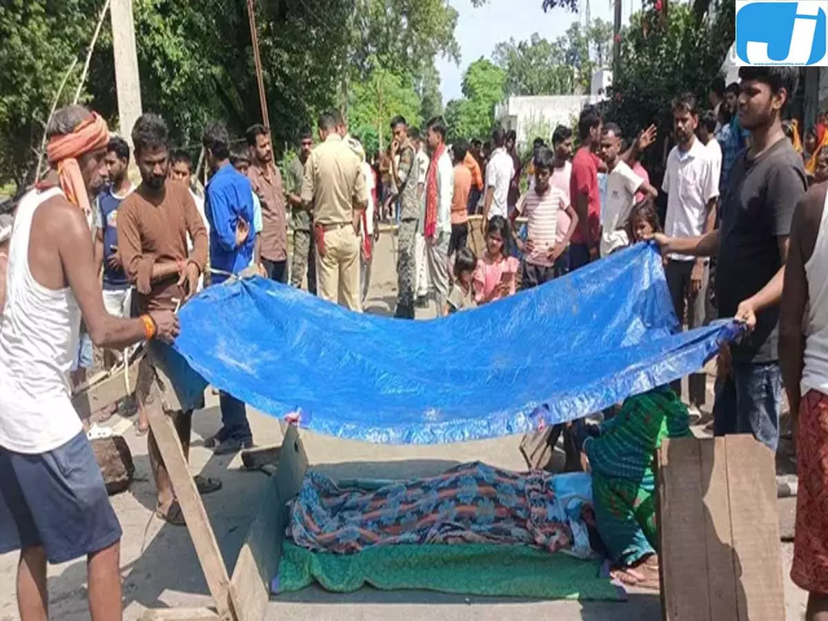 गली के झगड़े में बवाल हत्या के बाद ग्रामीणों ने NH-80 किया जाम गली के झगड़े में बवाल हत्या के बाद ग्रामीणों ने NH-80 किया जाम