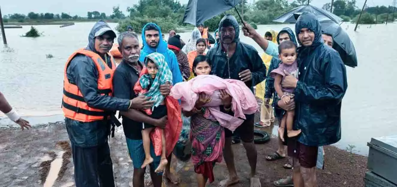 बारिश से लगभग 200 परिवार फंसे, रेस्क्यू कर 16 अस्थायी राहत शिविरों में ठहराया गया बारिश से लगभग 200 परिवार फंसे, रेस्क्यू कर 16 अस्थायी राहत शिविरों में ठहराया गया