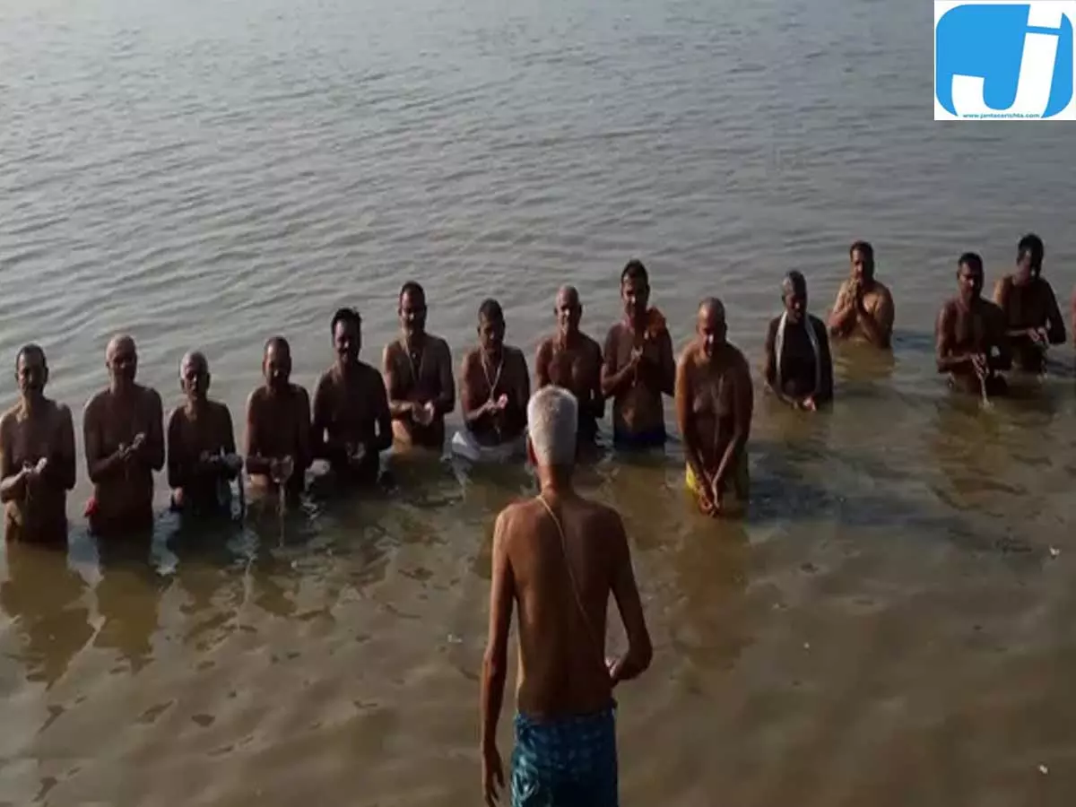 काशी के घाटों पर श्राद्ध कर्म, पिशाचमोचन में उमड़ी श्रद्धालुओं की भीड़ काशी के घाटों पर श्राद्ध कर्म, पिशाचमोचन में उमड़ी श्रद्धालुओं की भीड़
