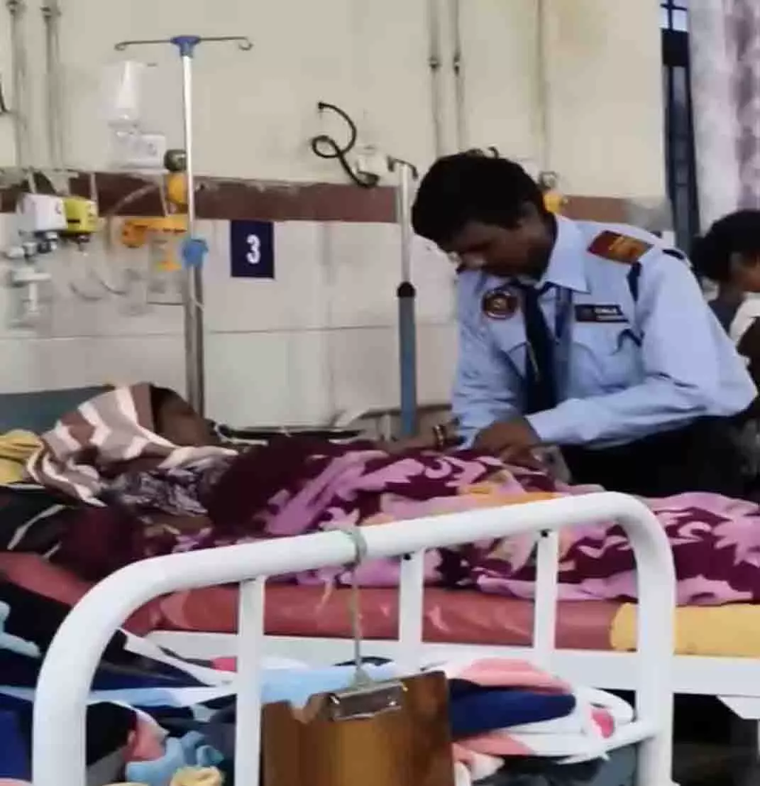 रायपुर के मातृ-शिशु अस्पताल में बड़ी लापरवाही गर्भवती महिलाओं को गार्ड ने लगाई ड्रिप रायपुर के मातृ-शिशु अस्पताल में बड़ी लापरवाही गर्भवती महिलाओं को गार्ड ने लगाई ड्रिप