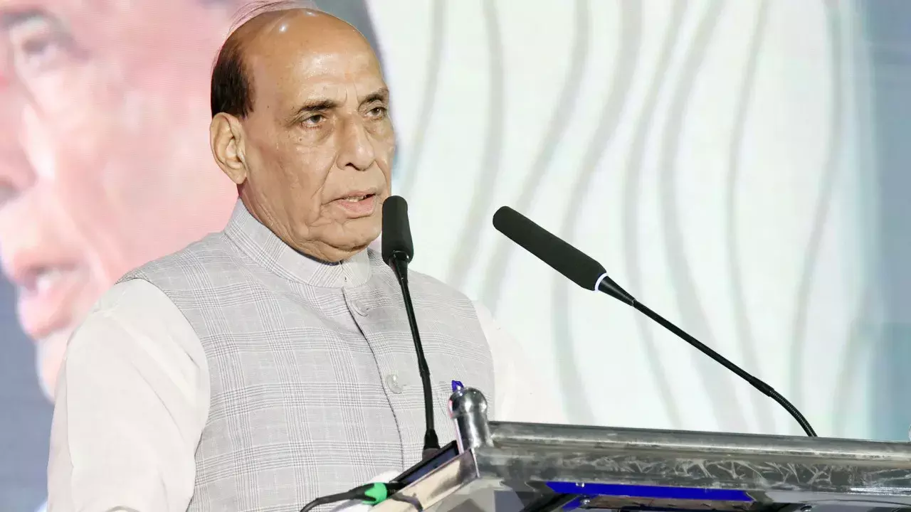 चिप्स से लेकर जहाजों तक रक्षा क्षेत्र में आत्मनिर्भरता जरूरी: राजनाथ सिंह चिप्स से लेकर जहाजों तक रक्षा क्षेत्र में आत्मनिर्भरता जरूरी: राजनाथ सिंह